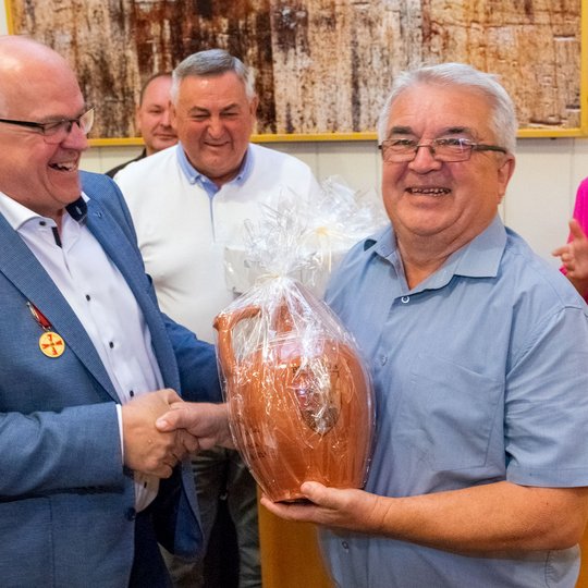 Die eigens aus Kroatien angereisten Gäste gratulieren Hubert Wächter herzlich zu seiner Auszeichnung. Die eigens aus Kroatien angereisten Gäste gratulieren Hubert Wächter herzlich zu seiner Auszeichnung.