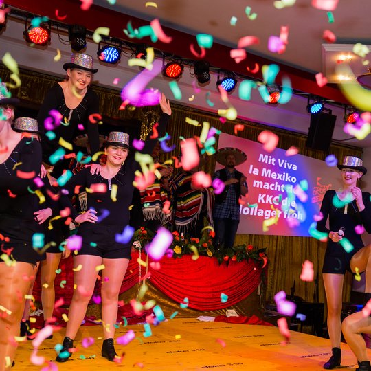 Die „Oldies“ sorgen mit ihrem letzten Auftritt vor ihrem Abschied für Stimmung im Saal. Die „Oldies“ sorgen mit ihrem letzten Auftritt vor ihrem Abschied für Stimmung im Saal.