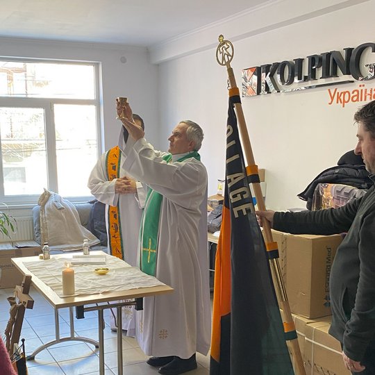 Ukrainer, Rumänen und Deutsche feiern gemeinsam in der Kolping-Zentrale in Czernowitz einen Gottesdienst. Ukrainer, Rumänen und Deutsche feiern gemeinsam in der Kolping-Zentrale in Czernowitz einen Gottesdienst.