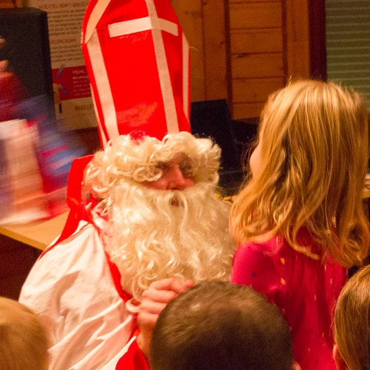 St. Nikolaus besucht die Kinder der Kolpingsfamilie Hollage. St. Nikolaus besucht die Kinder der Kolpingsfamilie Hollage.