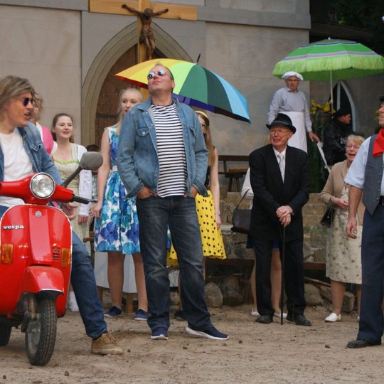 Szene aus „Don Camillo und die jungen Leute“. Foto: Waldbühne Ahmsen Szene aus „Don Camillo und die jungen Leute“. Foto: Waldbühne Ahmsen