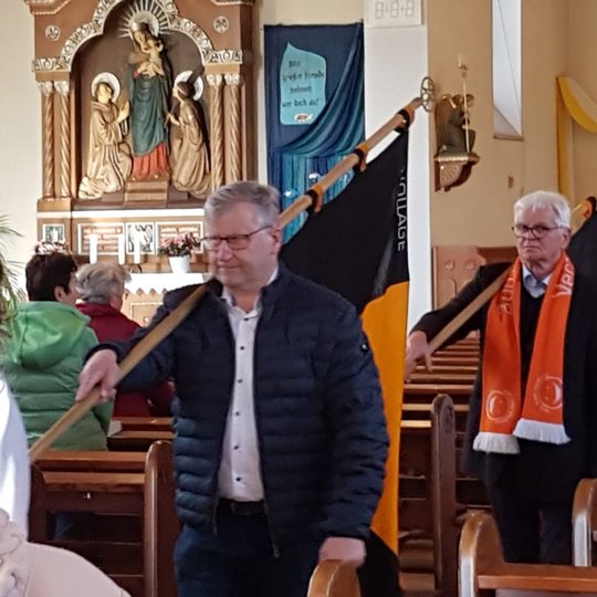 In der Vorabendmesse sind beide Kolpingsfamilien mit ihren Bannern vertreten.