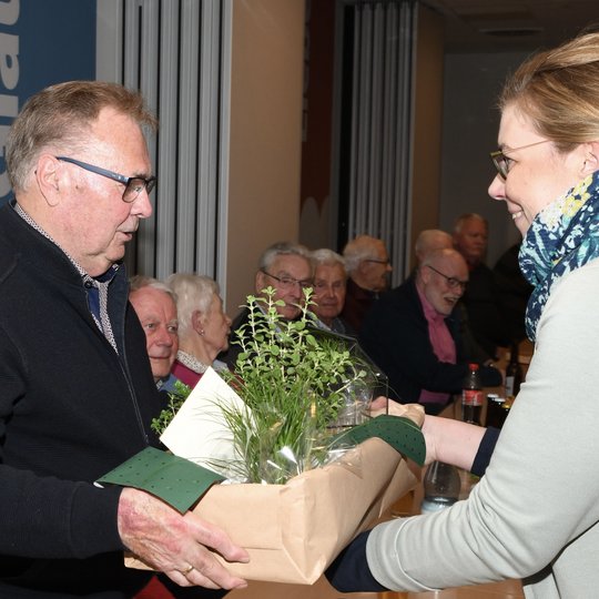 Martina Unland überreicht ein Präsent an Josef Thöle. Martina Unland überreicht ein Präsent an Josef Thöle.